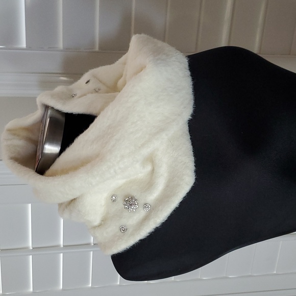 KARL LAGERFELD White Infinity Scarf - Picture 2 of 7